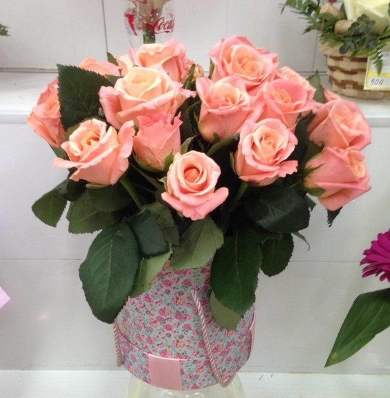 Розы в шляпной коробке 15 шт., цена 2490 руб.
